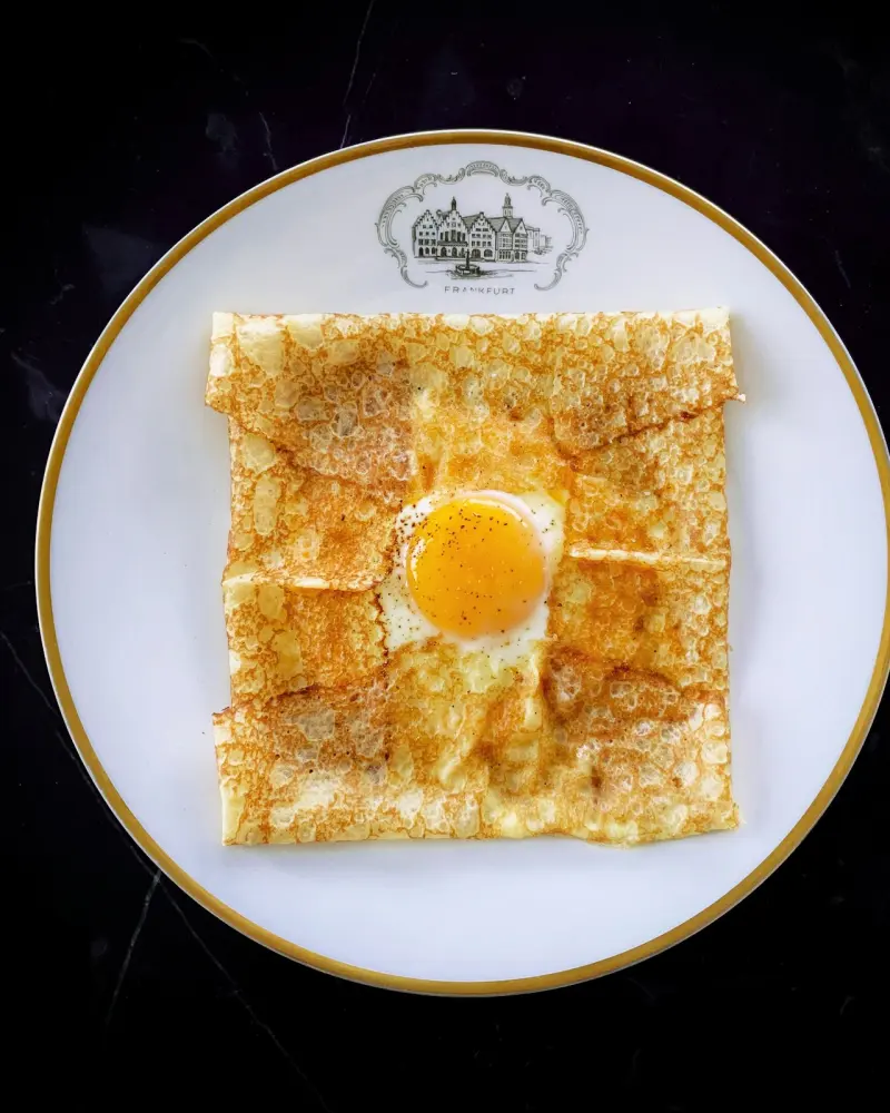 Galette de sarrasin pliée en carré, l'œuf au centre