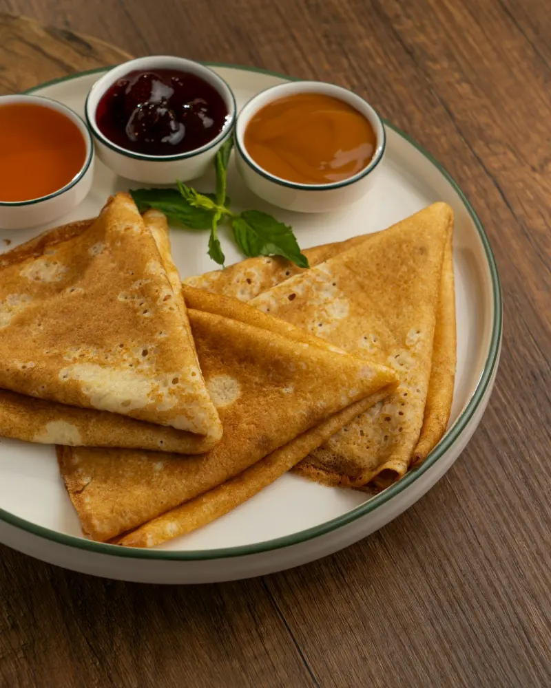 Crêpes pliées, trois petites sauces et basilic frais