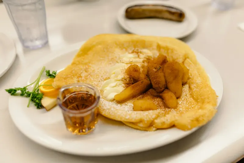 Crêpe aux pommes et bananes caramélisées, sauce caramel
