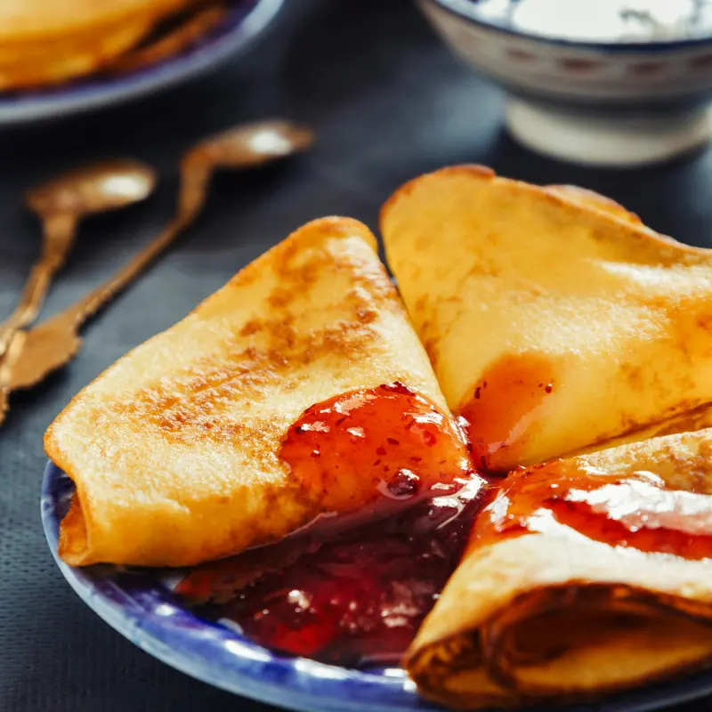 Crêpes roulées à la confiture de fruits rouges