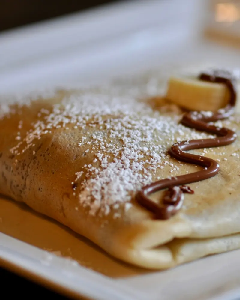 Crêpe au chocolat et sucre glace, vue rapprochée