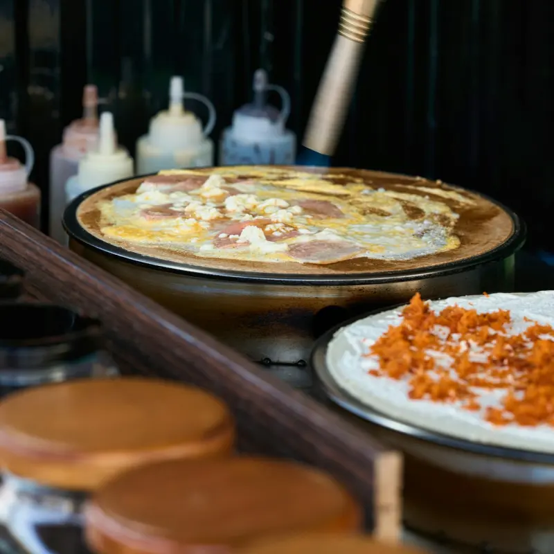 Galette garnie sur la crêpière, vue du dessus