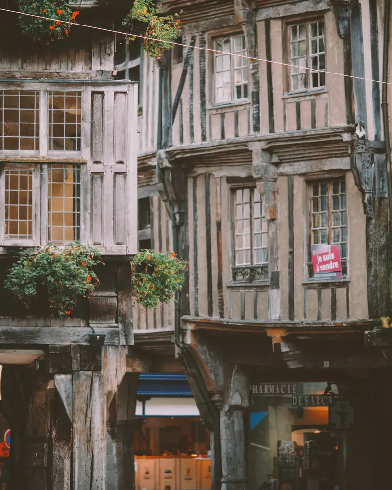 Enseigne « Crêperie » dans une ruelle à colombages