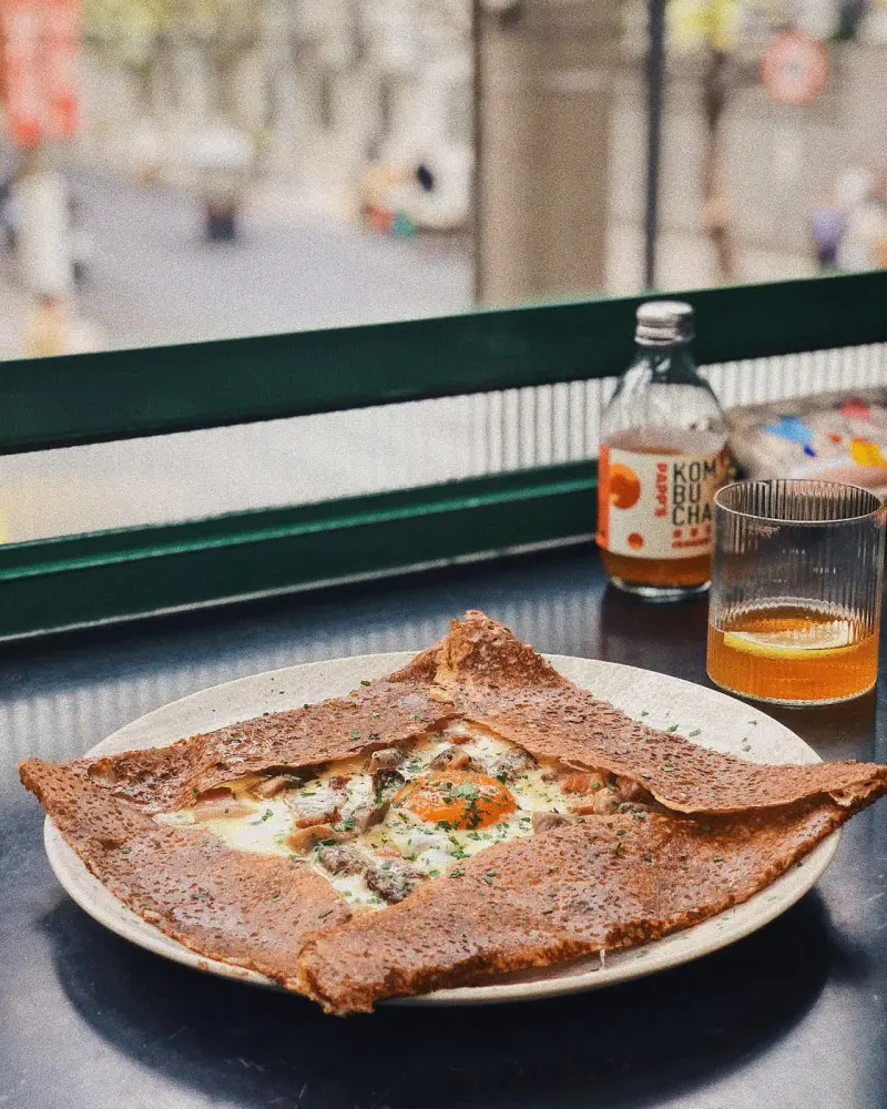 Galette pliée dégustée en terrasse, lumière du matin
